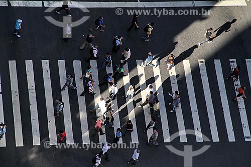  Subject: Pedestrians crossing the Rio Branco Avenue / Place: City center - Rio de Janeiro city - Rio de Janeiro state (RJ) - Brazil / Date: 04/2013 