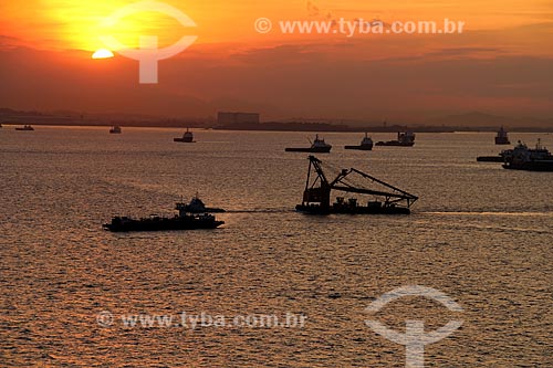  Subject: Sunset and vessel in Guanabara Bay / Place: Rio de Janeiro city - Rio de Janeiro state (RJ) - Brazil / Date: 04/2013 