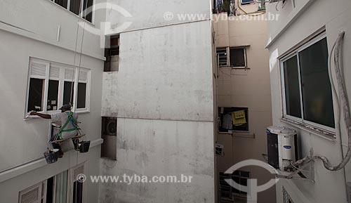  Subject: Painter painting a window on the outside of a building / Place: Rio de Janeiro city - Rio de Janeiro state (RJ) - Brazil / Date: 04/2013 