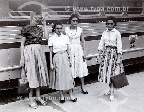  Four friends (from left to right): Regina Reis, Jacilia dos Santos, Erosita and Conceicao dos Santos - pose for a photograph in front of bus of extinct mineira bus company Citran at Mariano Procopio Bus Station - Camera Rolleiflex - (editorial use)  - Rio de Janeiro city - Rio de Janeiro state (RJ) - Brazil