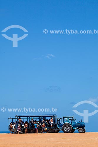  Subject: Tourists in vehicle adapted for tourism known as tratrem,at the top of the cliff known as Mirante Chapadao / Place: Pipa District - Tibau do Sul city - Rio Grande do Norte state (RN) - Brazil / Date: 03/2013 