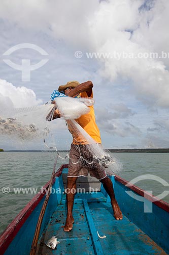  Subject: Fisherman throwing net fishing in Guarairas Lagoon,also known as the Tibau Lagoon / Place: Pipa District - Tibau do Sul city - Rio Grande do Norte state (RN) - Brazil / Date: 03/2013 