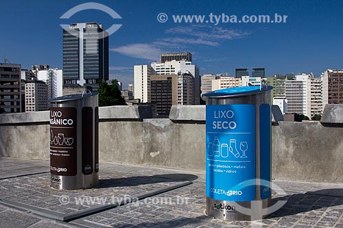  Subject: Trash can to selective collection - organic and dry waste - with the buildings of the city center in the background / Place: Saude neighborhood - Rio de Janeiro city - Rio de Janeiro state (RJ) - Brazil / Date: 05/2013 