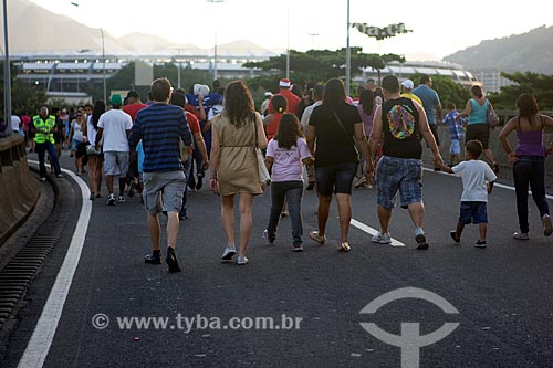  Subject: People going to the test event at Journalist Mario Filho Stadium - also known as Maracana / Place: Maracana neighborhood - Rio de Janeiro city - Rio de Janeiro (RJ) - Brazil / Date: 04/2013 