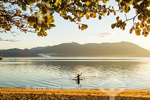  Subject: Man fishing at Ribeirao da Ilha Beach / Place: Ribeirao da Ilha neighborhood - Florianopolis city - Santa Catarina state (SC) - Brazil / Date: 06/2013 