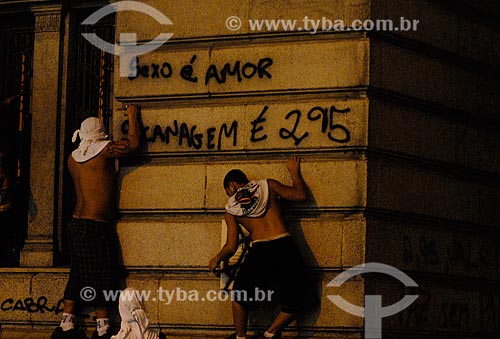  Protester making illegal graffiti in a building during the manifestation known as Free Pass Movement  - Rio de Janeiro city - Rio de Janeiro state (RJ) - Brazil