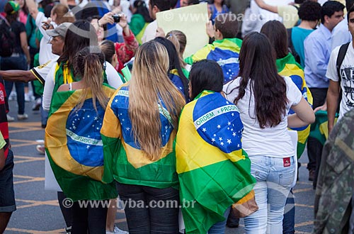  Subject: Protesters wrapped in the Brazilian flag during the protest of the Free Pass Movement in the Presidente Vargas Avenue / Place: City center neighborhood - Rio de Janeiro city - Rio de Janeiro state (RJ) - Brazil / Date: 06/2013 