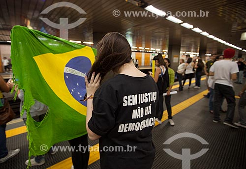  Subject: Protester wrapped in the Brazilian flag in Uruguaiana Subway Station / Place: City center neighborhood - Rio de Janeiro city - Rio de Janeiro state (RJ) - Brazil / Date: 06/2013 
