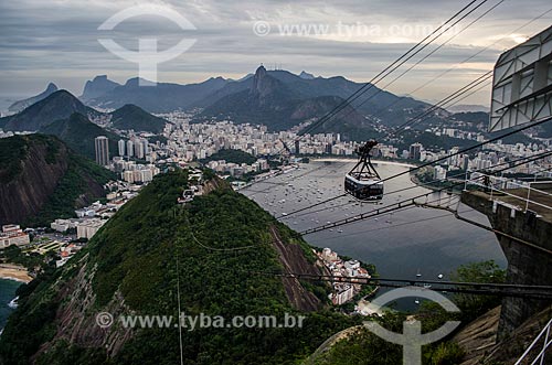  Subject: Cable car of Sugar Loaf making the crossing between the Urca Mountain and Sugar Loaf / Place: Urca neighborhood - Rio de Janeiro city - Rio de Janeiro state (RJ) - Brazil / Date: 06/2013 