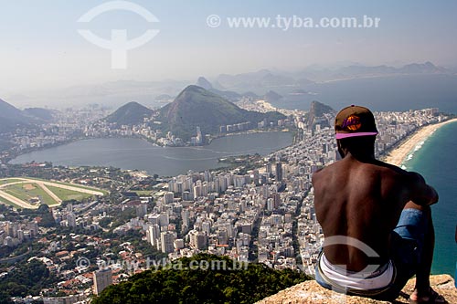  Subject: Tourist observing the Rio de Janeiro from Morro Dois Irmaos (Two Brothers Mountain)  / Place: Rio de Janeiro city - Rio de Janeiro state (RJ) - Brazil / Date: 07/2013 