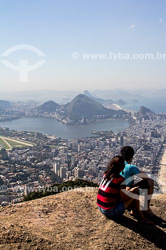  Subject: Tourists observing the Rio de Janeiro from Morro Dois Irmaos (Two Brothers Mountain)  / Place: Rio de Janeiro city - Rio de Janeiro state (RJ) - Brazil / Date: 07/2013 