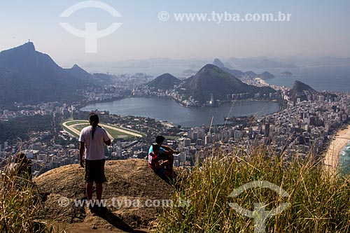  Subject: Tourists observing the Rio de Janeiro from Morro Dois Irmaos (Two Brothers Mountain)  / Place: Rio de Janeiro city - Rio de Janeiro state (RJ) - Brazil / Date: 07/2013 