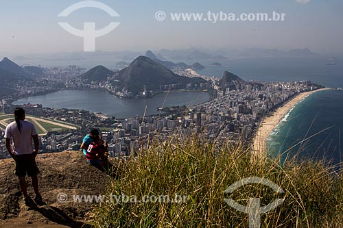  Subject: Tourists observing the Rio de Janeiro from Morro Dois Irmaos (Two Brothers Mountain)  / Place: Rio de Janeiro city - Rio de Janeiro state (RJ) - Brazil / Date: 07/2013 