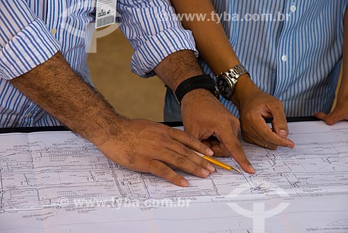  Subject: Engineers examining the design of the Metro Fortaleza / Place: Fortaleza city - Ceara state (CE) - Brazil / Date: 05/2013 