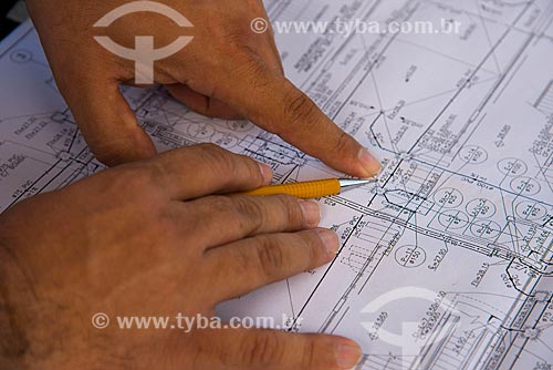  Subject: Engineers examining the design of the Metro Fortaleza / Place: Fortaleza city - Ceara state (CE) - Brazil / Date: 05/2013 