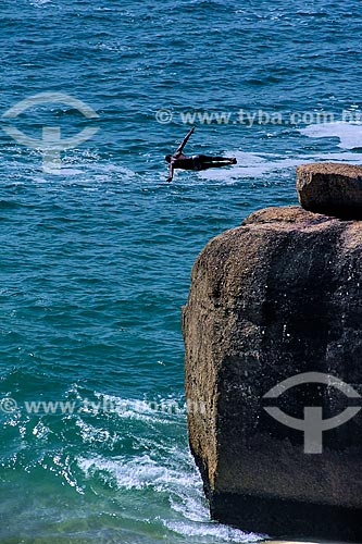  Subject: Man jumping from rock in Vidigal Beach / Place: Vidigal neighborhood - Rio de Janeiro city - Rio de Janeiro state (RJ) - Brazil / Date: 08/2013 