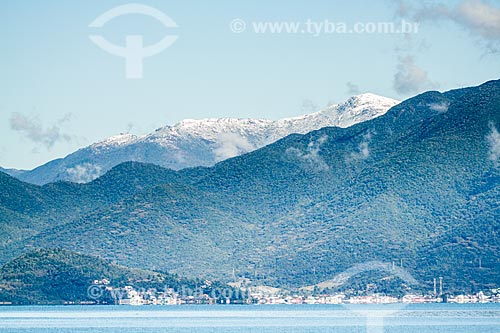  Subject: Tabuleiro Mountain Range with snow view from Ribeirao da Ilha Beach / Place: Florianopolis city - Santa Catarina state (SC) - Brazil / Date: 07/2013 