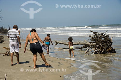  Subject: Family on the coast of Ilha Comprida city - North Boqueirao - near pine tree overthrown by the advancing sea / Place: Ilha Comprida city - Sao Paulo state (SP) - Brazil / Date: 11/2012 