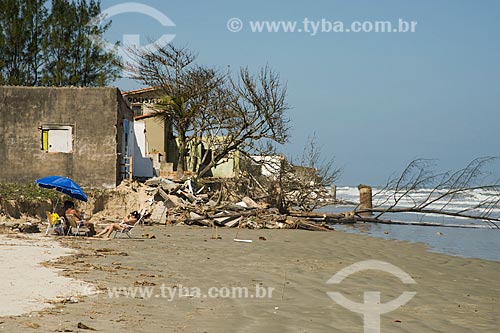  Subject: Houses overthrown by the advancing sea on the coast of Ilha Comprida city - North Boqueirao / Place: Ilha Comprida city - Sao Paulo state (SP) - Brazil / Date: 11/2012 