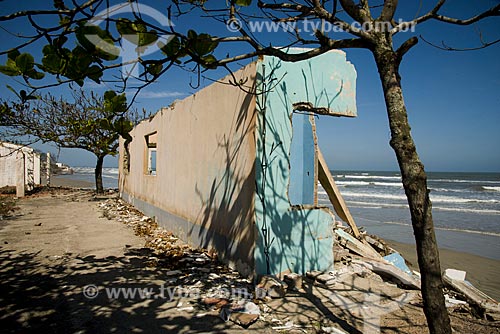  Subject: House overthrown by the advancing sea on the coast of Ilha Comprida city - North Boqueirao / Place: Ilha Comprida city - Sao Paulo state (SP) - Brazil / Date: 11/2012 