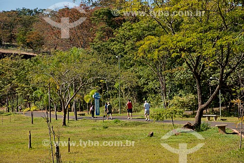 Subject: Peoples walking at Prefeito Luiz Roberto Jabali Municipal Park - also known as Curupira Park / Place: Ribeirao Preto city - Sao Paulo state (SP) - Brazil / Date: 05/2013 