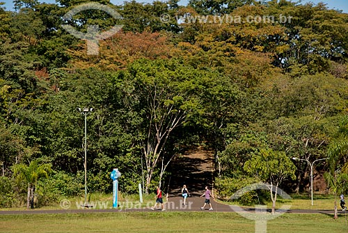  Subject: Peoples walking at Prefeito Luiz Roberto Jabali Municipal Park - also known as Curupira Park / Place: Ribeirao Preto city - Sao Paulo state (SP) - Brazil / Date: 05/2013 