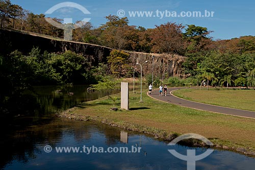  Subject: Peoples walking at Prefeito Luiz Roberto Jabali Municipal Park - also known as Curupira Park / Place: Ribeirao Preto city - Sao Paulo state (SP) - Brazil / Date: 05/2013 