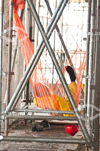  Subject: Worker resting in the interval of construction of Gremio Arena (2012) / Place: Humaita neighborhood - Porto Alegre city - Rio Grande do Sul state (RS) - Brazil / Date: 11/2012 