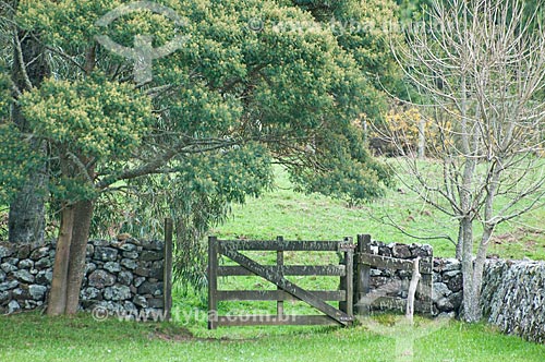  Subject: Taipa wall with portress / Place: Campos de Cima da Serra - Rio Grande do Sul state (RS) - Brazil / Date: 09/2013 