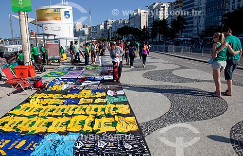  Subject: Commerce of shirts soccer teams on Copacabana Beach during the World Youth Day (WYD) / Place: Copacabana neighborhood - Rio de Janeiro city - Rio de Janeiro state (RJ) - Brazil / Date: 07/2013 