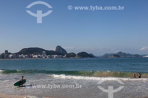  Subject: Surfer on Copacabana Beach with Sugar Loaf in the background / Place: Copacabana neighborhood - Rio de Janeiro city - Rio de Janeiro state (RJ) - Brazil / Date: 07/2013 