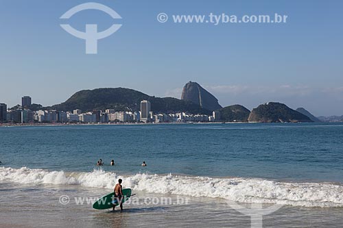  Subject: Surfer on Copacabana Beach with Sugar Loaf in the background / Place: Copacabana neighborhood - Rio de Janeiro city - Rio de Janeiro state (RJ) - Brazil / Date: 07/2013 
