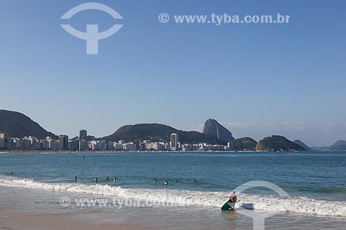  Subject: Surfer on Copacabana Beach with Sugar Loaf in the background / Place: Copacabana neighborhood - Rio de Janeiro city - Rio de Janeiro state (RJ) - Brazil / Date: 07/2013 