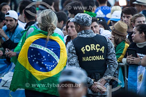  Subject: Pilgrims and policeman of National Force at World Youth Day (WYD) / Place: Copacabana neighborhood - Rio de Janeiro city - Rio de Janeiro state (RJ) - Brazil / Date: 07/2013 