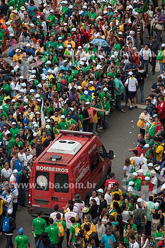  Subject: Ambulance among the pilgrims during the World Youth Day (WYD) / Place: Copacabana neighborhood - Rio de Janeiro city - Rio de Janeiro state (RJ) - Brazil / Date: 07/2013 