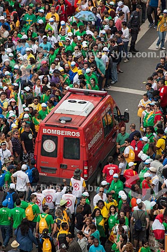  Subject: Ambulance among the pilgrims during the World Youth Day (WYD) / Place: Copacabana neighborhood - Rio de Janeiro city - Rio de Janeiro state (RJ) - Brazil / Date: 07/2013 