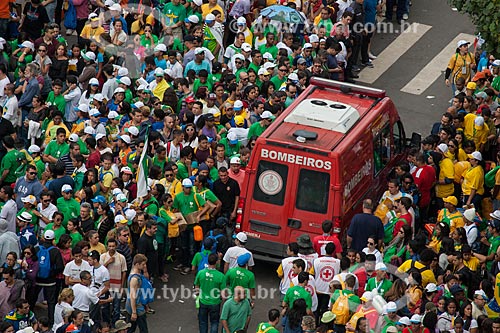  Subject: Ambulance among the pilgrims during the World Youth Day (WYD) / Place: Copacabana neighborhood - Rio de Janeiro city - Rio de Janeiro state (RJ) - Brazil / Date: 07/2013 