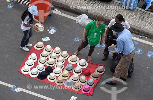  Subject: Commerce of hats at Copacabana Beach during the World Youth Day (WYD) / Place: Copacabana neighborhood - Rio de Janeiro city - Rio de Janeiro state (RJ) - Brazil / Date: 07/2013 