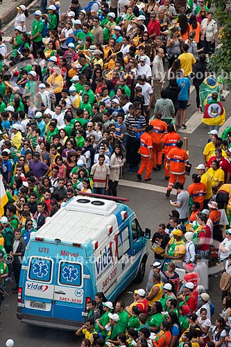  Subject: Ambulance among the pilgrims during the World Youth Day (WYD) / Place: Copacabana neighborhood - Rio de Janeiro city - Rio de Janeiro state (RJ) - Brazil / Date: 07/2013 