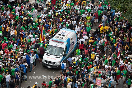  Subject: Ambulance among the pilgrims during the World Youth Day (WYD) / Place: Copacabana neighborhood - Rio de Janeiro city - Rio de Janeiro state (RJ) - Brazil / Date: 07/2013 