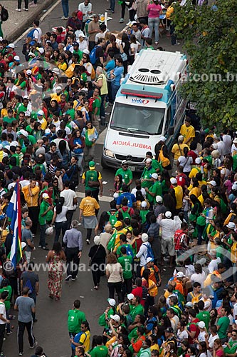  Subject: Ambulance among the pilgrims during the World Youth Day (WYD) / Place: Copacabana neighborhood - Rio de Janeiro city - Rio de Janeiro state (RJ) - Brazil / Date: 07/2013 