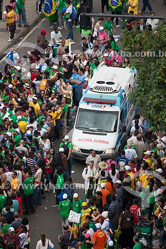  Subject: Ambulance among the pilgrims during the World Youth Day (WYD) / Place: Copacabana neighborhood - Rio de Janeiro city - Rio de Janeiro state (RJ) - Brazil / Date: 07/2013 