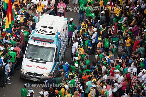  Subject: Ambulance among the pilgrims during the World Youth Day (WYD) / Place: Copacabana neighborhood - Rio de Janeiro city - Rio de Janeiro state (RJ) - Brazil / Date: 07/2013 