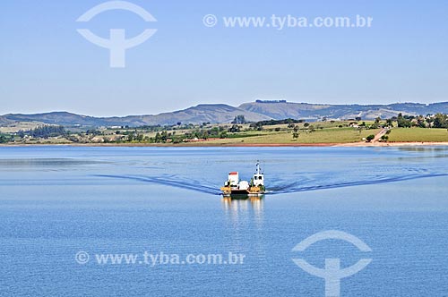  Subject: Ferry carrying vehicles at Furnas Dam / Place: Guape city - Minas Gerais state (MG) - Brazil / Date: 07/2013 