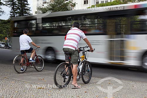  Subject: Cyclists waiting to cross the street / Place: Flamengo neighborhood - Rio de Janeiro city - Rio de Janeiro state (RJ) - Brazil / Date: 08/2013 
