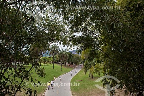  Subject: People walking on bike lane of Flamengo Landfill / Place: Flamengo neighborhood - Rio de Janeiro city - Rio de Janeiro state (RJ) - Brazil / Date: 08/2013 