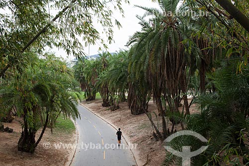  Subject: Man walking on bike lane of Flamengo Landfill / Place: Flamengo neighborhood - Rio de Janeiro city - Rio de Janeiro state (RJ) - Brazil / Date: 08/2013 