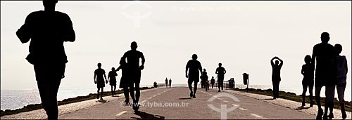  Subject: People walking on bike lane of Flamengo Landfill - photomontage / Place: Flamengo neighborhood - Rio de Janeiro city - Rio de Janeiro state (RJ) - Brazil / Date: 07/2012 