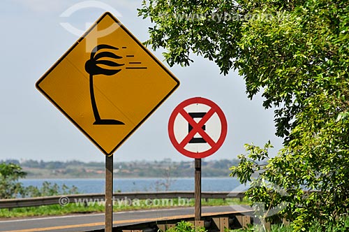  Subject: Signpost indicating crosswind - Councilman Dorival da Silva Lousada Highway / Place: Pereira Barreto city - Sao Paulo state (SP) - Brazil / Date: 10/2013 