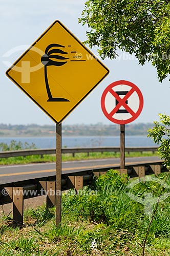  Subject: Signpost indicating crosswind - Councilman Dorival da Silva Lousada Highway / Place: Pereira Barreto city - Sao Paulo state (SP) - Brazil / Date: 10/2013 